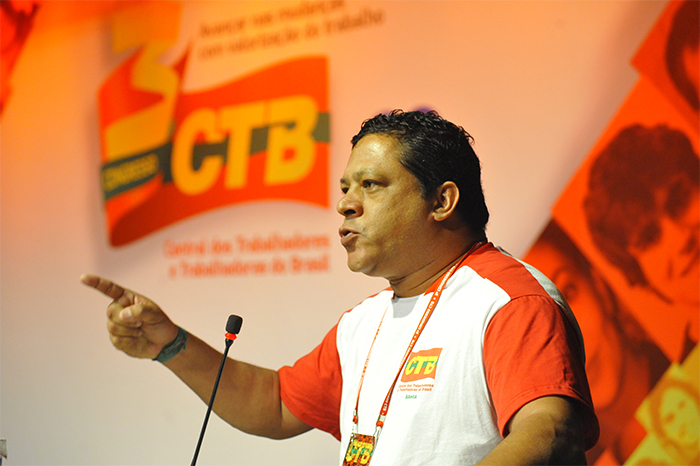 adilson_araujo_presidente_da_ctb_discursa_no_congresso_da_central
