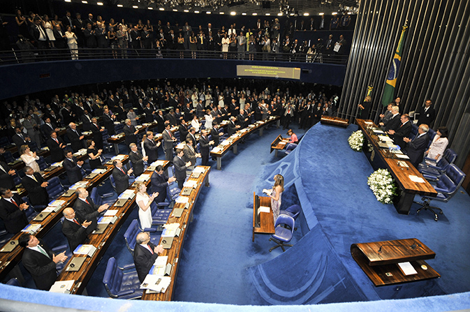 José Sarney preside  posse para parlamentares que farão parte da 54ª  Legislatura. Sarney seria reeleito em seguida para presidente da Casa por mais dois anos