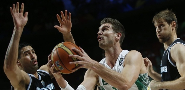 tiago-splitter-tenta-jogada-na-partida-entre-brasil-e-argentina-pelo-mundial-de-basquete-1410122080128_615x300