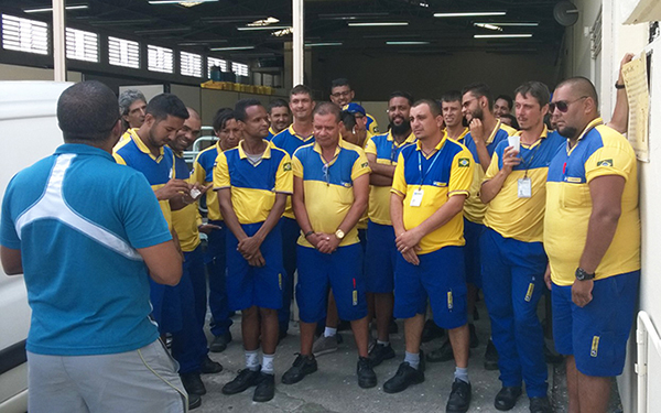 Diretor-Ze-Luis-orienta-trabalhadores-do-CDD-Vila-Pires
